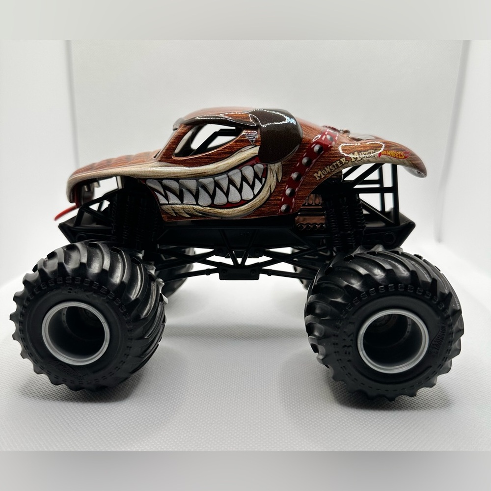 Hot Wheels Monster Jam Truck 1/64 Diecast Metal Monster Mutt Brown